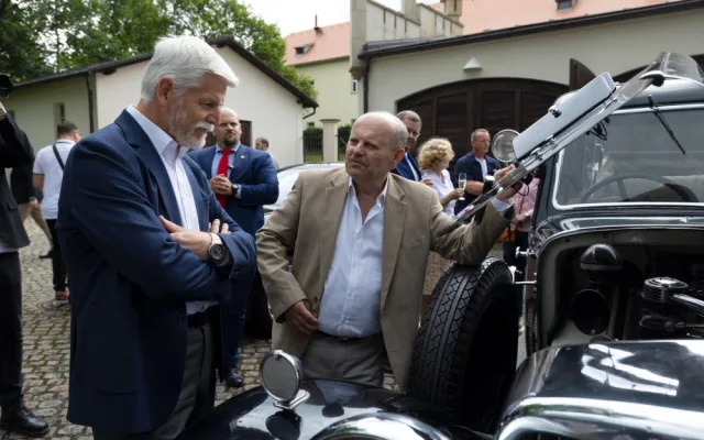 FOTO: Všechny prezidentské vozy. Petr Pavel zahájil v Lánech unikátní výstavu
