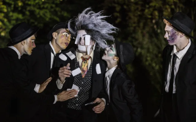 Zámeckou zahradu v Českém Krumlově a budovu bývalé pošty v Českých Budějovicích spojuje jedinečný festival