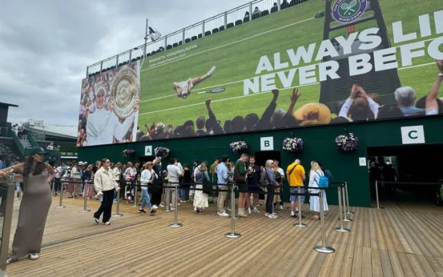 Malí vítězové Race to Wimbledon se podívali na slavný turnaj. Sledovali zápasy svých idolů