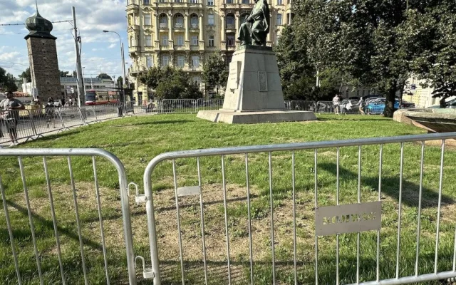 Praha nahradila zadupaný trávník u Tančícího domu novým za dvě stě tisíc. Vstupu brání ploty, turisté se tam ale vrátí
