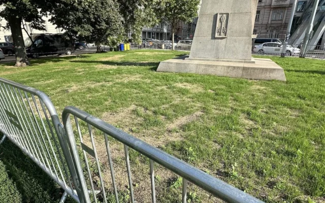 Praha nahradila zadupaný trávník u Tančícího domu novým za dvě stě tisíc. Vstupu brání ploty, turisté se tam ale vrátí
