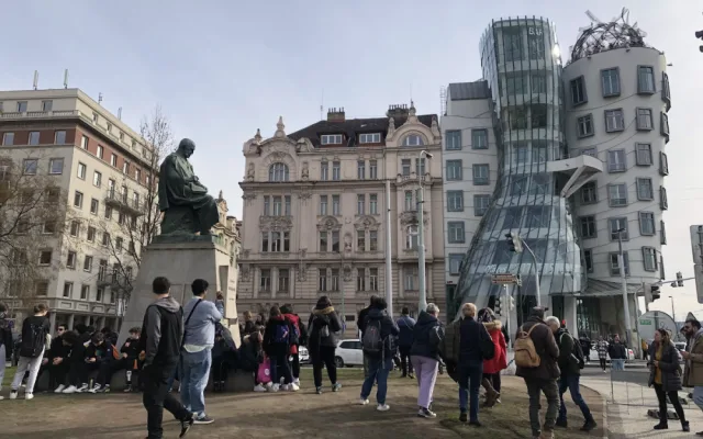 Praha nahradila zadupaný trávník u Tančícího domu novým za dvě stě tisíc. Vstupu brání ploty, turisté se tam ale vrátí