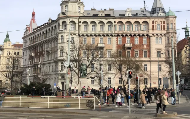 Praha nahradila zadupaný trávník u Tančícího domu novým za dvě stě tisíc. Vstupu brání ploty, turisté se tam ale vrátí