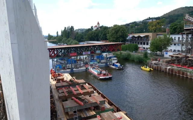 Na stavbě Dvoreckého mostu začíná příprava na betonování mostovky