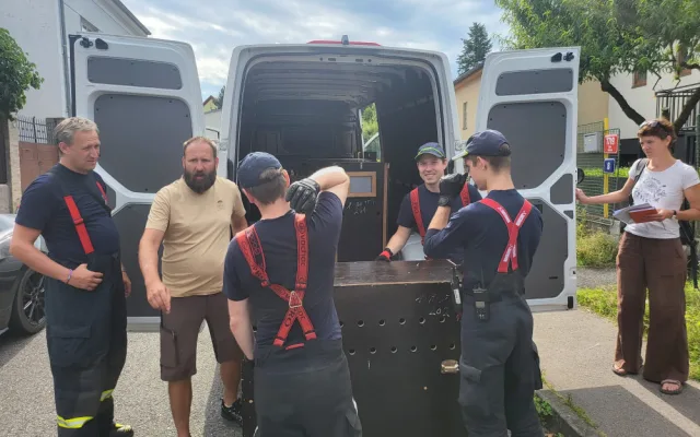Na dvorku v Praze nelegálně chovali vlky. Majiteli je odebrali za dohledu policie
