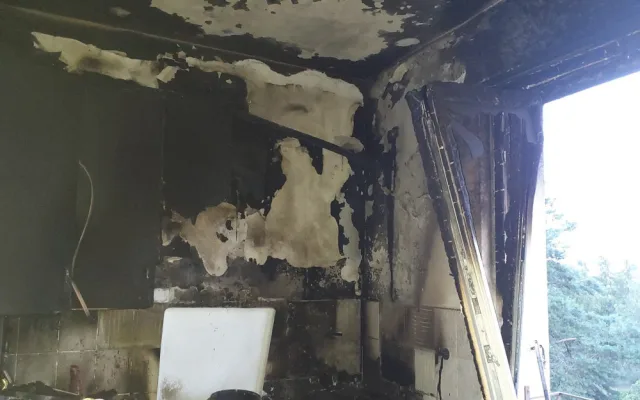Pražští hasiči v sobotu zasahovali hned dvakrát ve Strašnicích. Stihli také zachránit srnku z výkopu