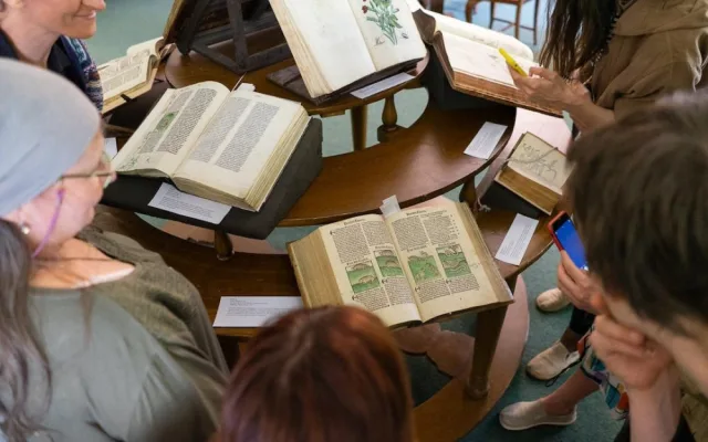 Historické herbáře a atlasy představí výstava ilustrací v Klementinu