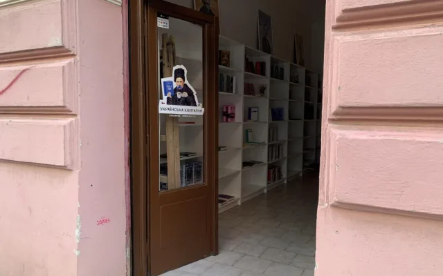 Žižkov má první ukrajinské knihkupectví. Většinu knih prodali hned první den