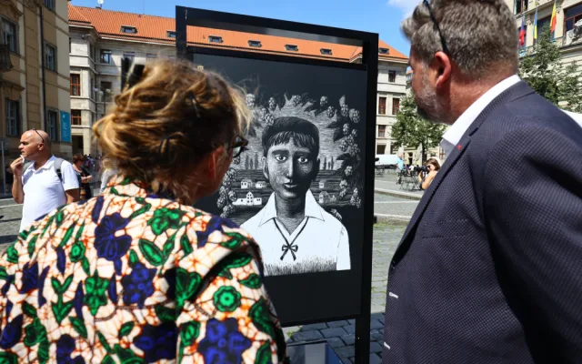 Venkovní výstava na Mariánském náměstí demytizuje život Franze Kafky