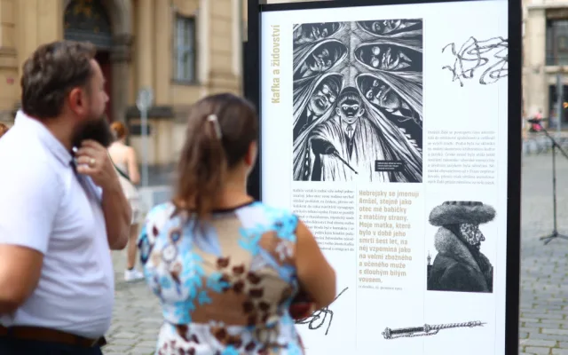 Venkovní výstava na Mariánském náměstí demytizuje život Franze Kafky