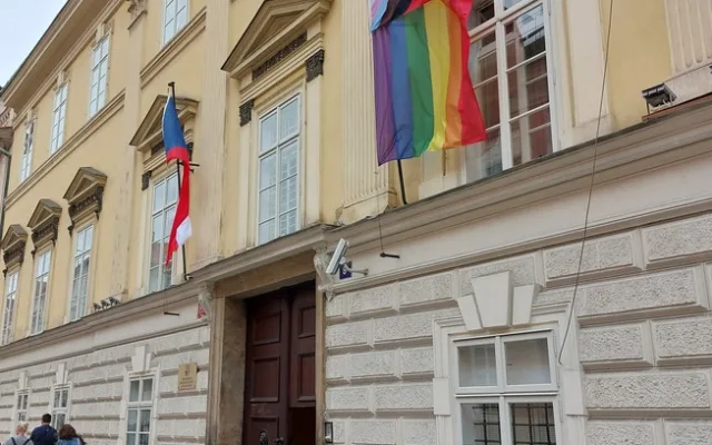 Vlajka na ministerstvu školství.