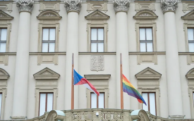 Vlajka na ministerstvu zahraničí.