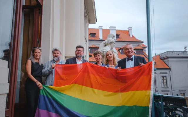 Magistrát vyvěsil duhovou vlajku, přidala se ministerstva a dopravní podnik. Duhově rozsvítí i Petřínskou rozhlednu