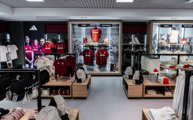 Pražské letiště má první sportovní fanshop, nakoupí tam příznivci fotbalové Sparty