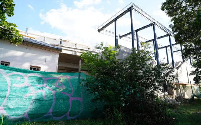 FOTOGALERIE: Praha rozkopaná. Podívejte se na zaprášené Holešovice a oplocenou Pankrác