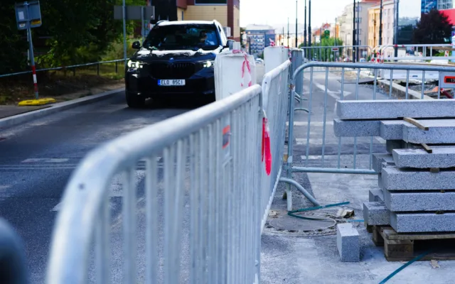 FOTOGALERIE: Praha rozkopaná. Podívejte se na zaprášené Holešovice a oplocenou Pankrác