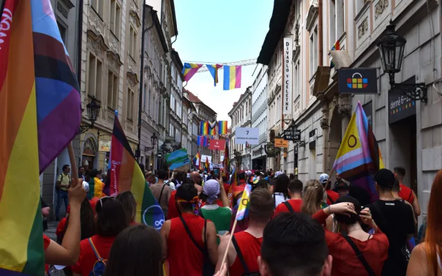 Praha dnes hraje duhovými barvami. Letošního průvodu Prague Pride se zúčastnily desítky tisíc lidí
