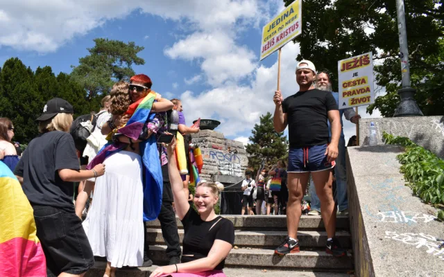 Praha dnes hraje duhovými barvami. Letošního průvodu Prague Pride se zúčastnily desítky tisíc lidí
