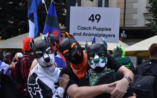 Praha dnes hraje duhovými barvami. Letošního průvodu Prague Pride se zúčastnily desítky tisíc lidí