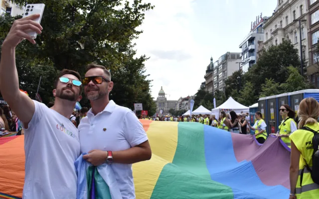 Praha dnes hraje duhovými barvami. Letošního průvodu Prague Pride se zúčastnily desítky tisíc lidí
