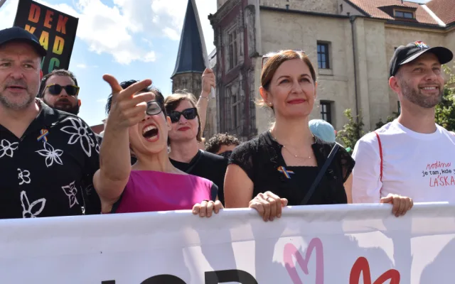 Praha dnes hraje duhovými barvami. Letošního průvodu Prague Pride se zúčastnily desítky tisíc lidí