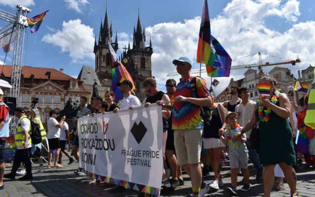 Praha dnes hraje duhovými barvami. Letošního průvodu Prague Pride se zúčastnily desítky tisíc lidí