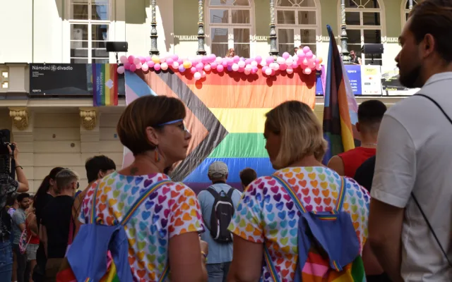 Praha dnes hraje duhovými barvami. Letošního průvodu Prague Pride se zúčastnily desítky tisíc lidí