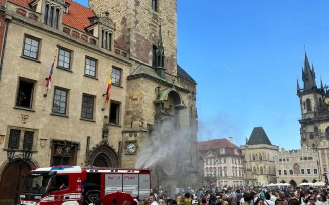 Dobrovolní hasiči začali v centru Prahy ochlazovat ulice kropením