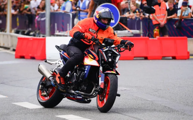 FOTOGALERIE: Karlín přivítal ikonickou formuli 1 a další motosportové vozy