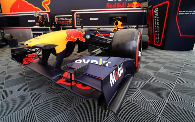 FOTOGALERIE: Karlín přivítal ikonickou formuli 1 a další motosportové vozy