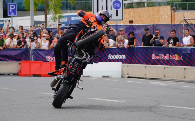 FOTOGALERIE: Karlín přivítal ikonickou formuli 1 a další motosportové vozy