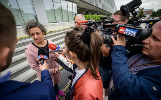 Desítky lidí protestovaly před budovou České televize kvůli ukončení pořadu 168 hodin