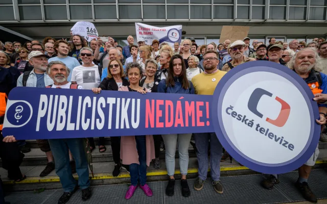 Desítky lidí protestovaly před budovou České televize kvůli ukončení pořadu 168 hodin