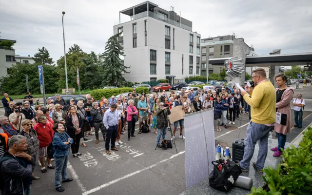 Desítky lidí protestovaly před budovou České televize kvůli ukončení pořadu 168 hodin
