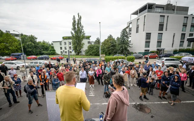 Desítky lidí protestovaly před budovou České televize kvůli ukončení pořadu 168 hodin