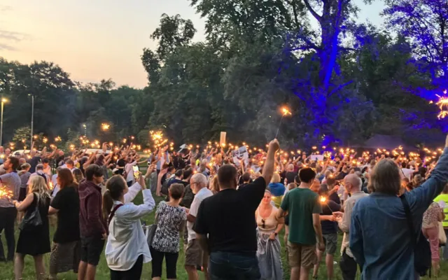 Lidé se sešli před ruskou ambasádou podpořit Ukrajinu a připomenout okupaci v roce 68