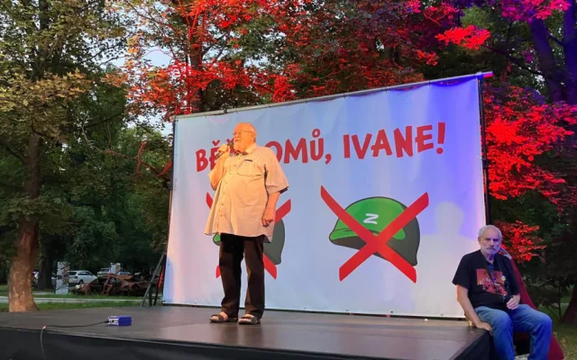 Lidé se sešli před ruskou ambasádou podpořit Ukrajinu a připomenout okupaci v roce 68