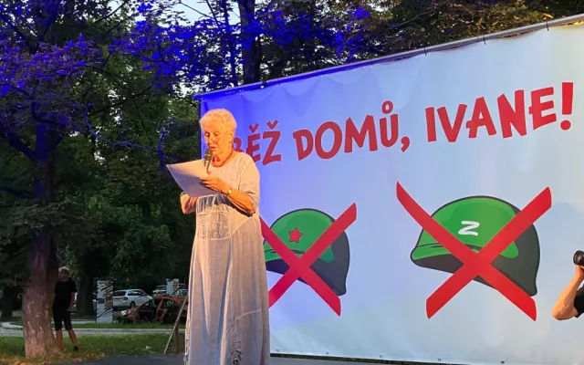 Lidé se sešli před ruskou ambasádou podpořit Ukrajinu a připomenout okupaci v roce 68