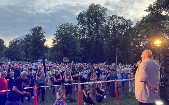 Lidé se sešli před ruskou ambasádou podpořit Ukrajinu a připomenout okupaci v roce 68