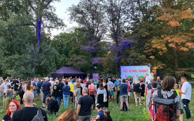 Lidé se sešli před ruskou ambasádou podpořit Ukrajinu a připomenout okupaci v roce 68