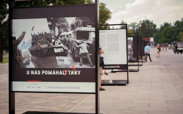 Motorkáři před rozhlasem, promítání filmu Vlny u Strakovky. Výročí okupace připomene v Praze několik akcí