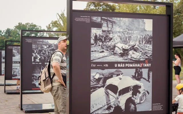 Motorkáři před rozhlasem, promítání filmu Vlny u Strakovky. Výročí okupace připomene v Praze několik akcí