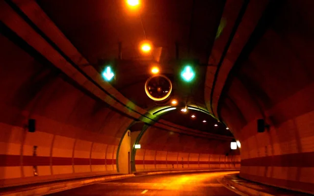 Tunel Mrázovka slaví výročí, řidičům slouží už dvacet let