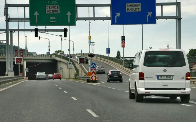 Tunel Mrázovka slaví výročí, řidičům slouží už dvacet let