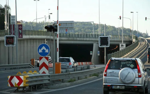 Tunel Mrázovka slaví výročí, řidičům slouží už dvacet let