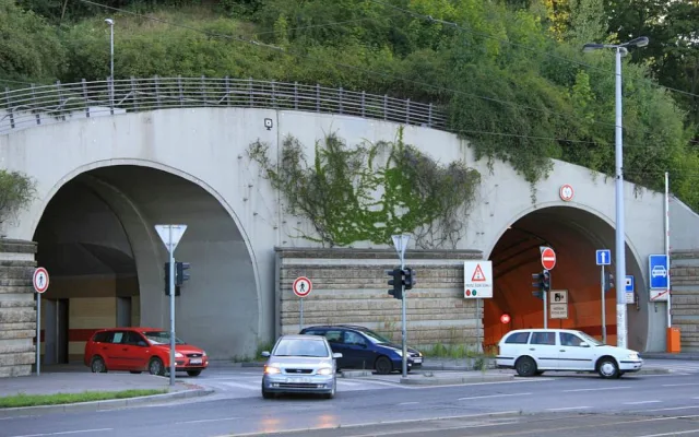 Tunel Mrázovka slaví výročí, řidičům slouží už dvacet let
