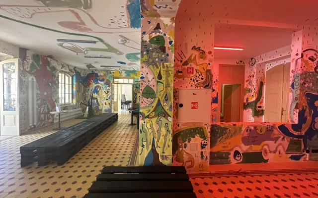 FOTOGALERIE: Půjčovna kol i galerie. Podívejte se, jak vypadá nádraží Bubeneč po rekonstrukci