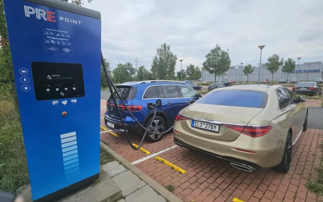 Praha je na elektromobilitu připravena, dobíjecích stanic je dost. Chybí jen auta, říká šéf Emobility PRE