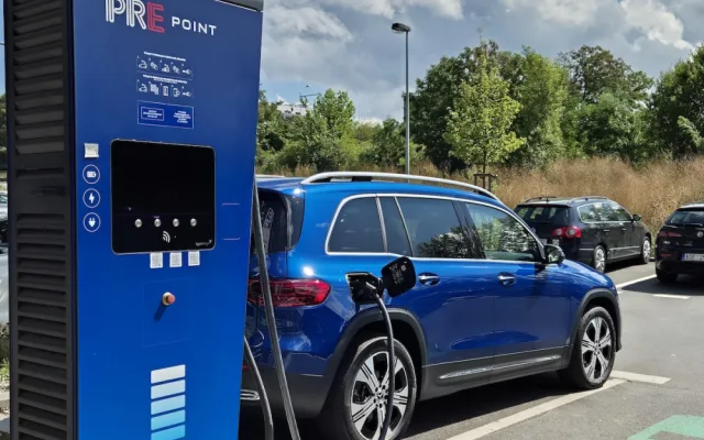 Praha je na elektromobilitu připravena, dobíjecích stanic je dost. Chybí jen auta, říká šéf Emobility PRE