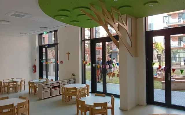 Pražské arcibiskupství koupilo na Smíchově 114 bytů, otevřelo tam školku